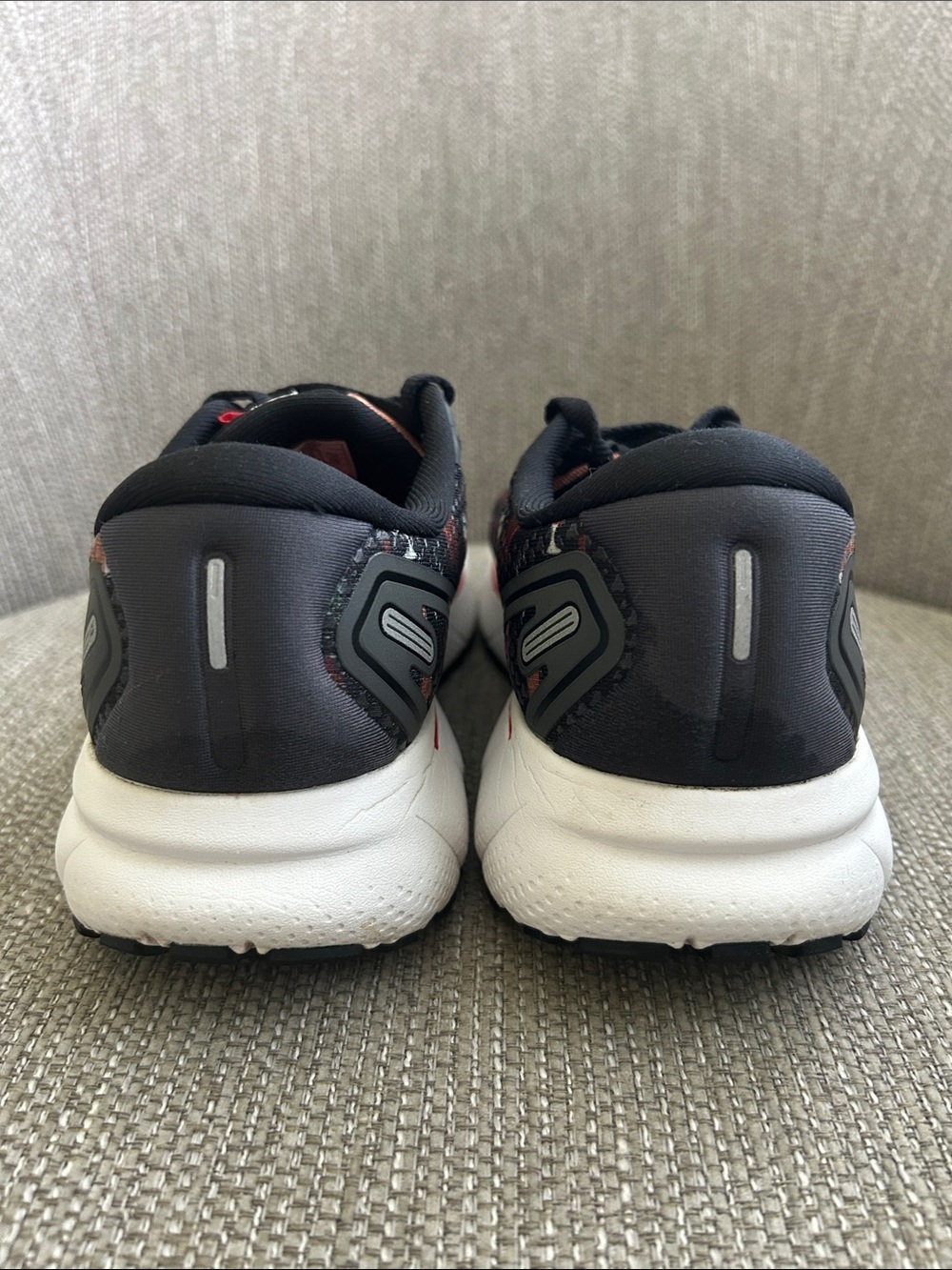 Brooks Ghost 14 "Run Hoppy" Special Edition Sneakers - Picture 4 of 7